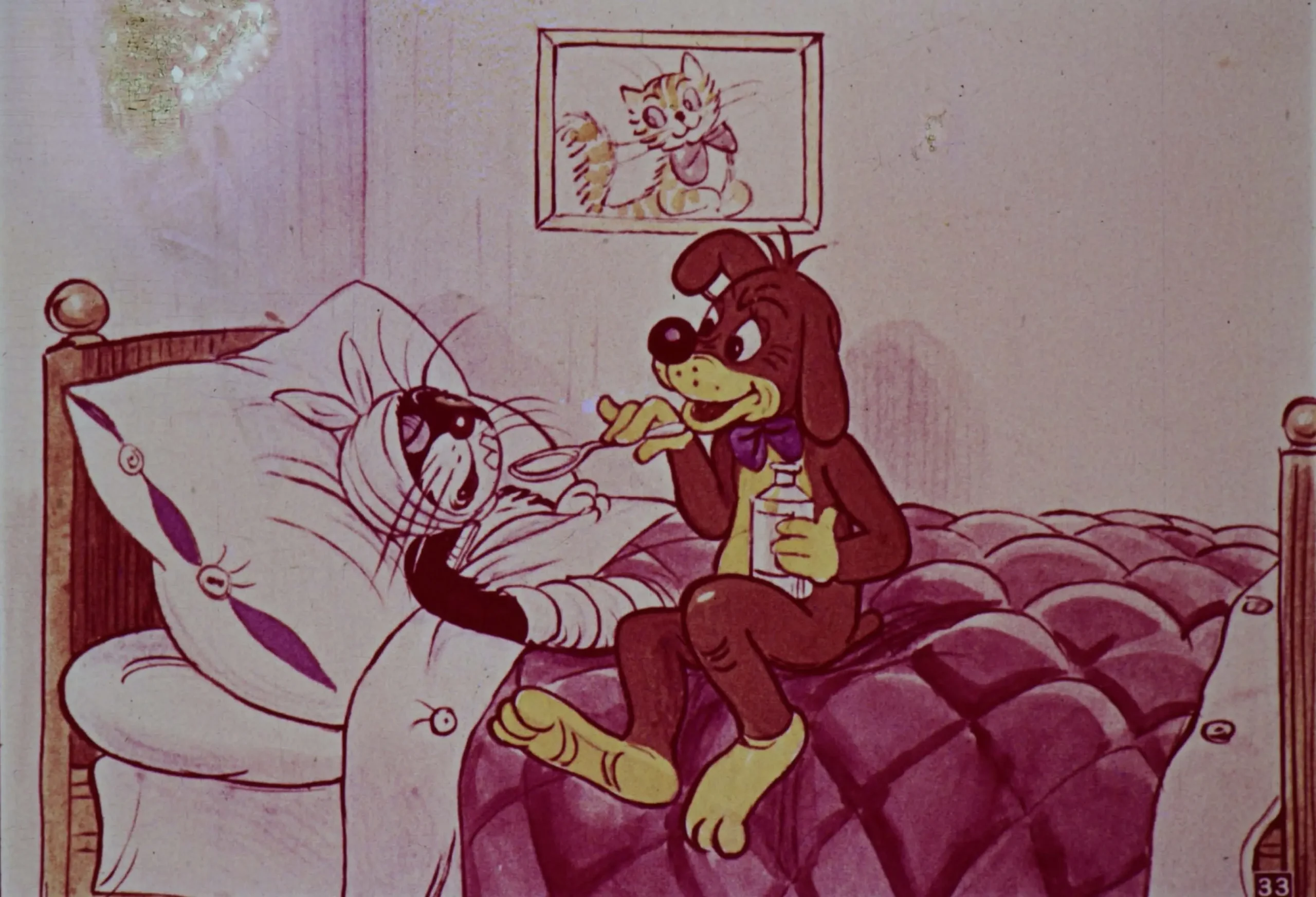 Ilustrație animată cu un câine care hrănește o pisică bolnavă în pat, cu un tablou al unei pisici pe perete.