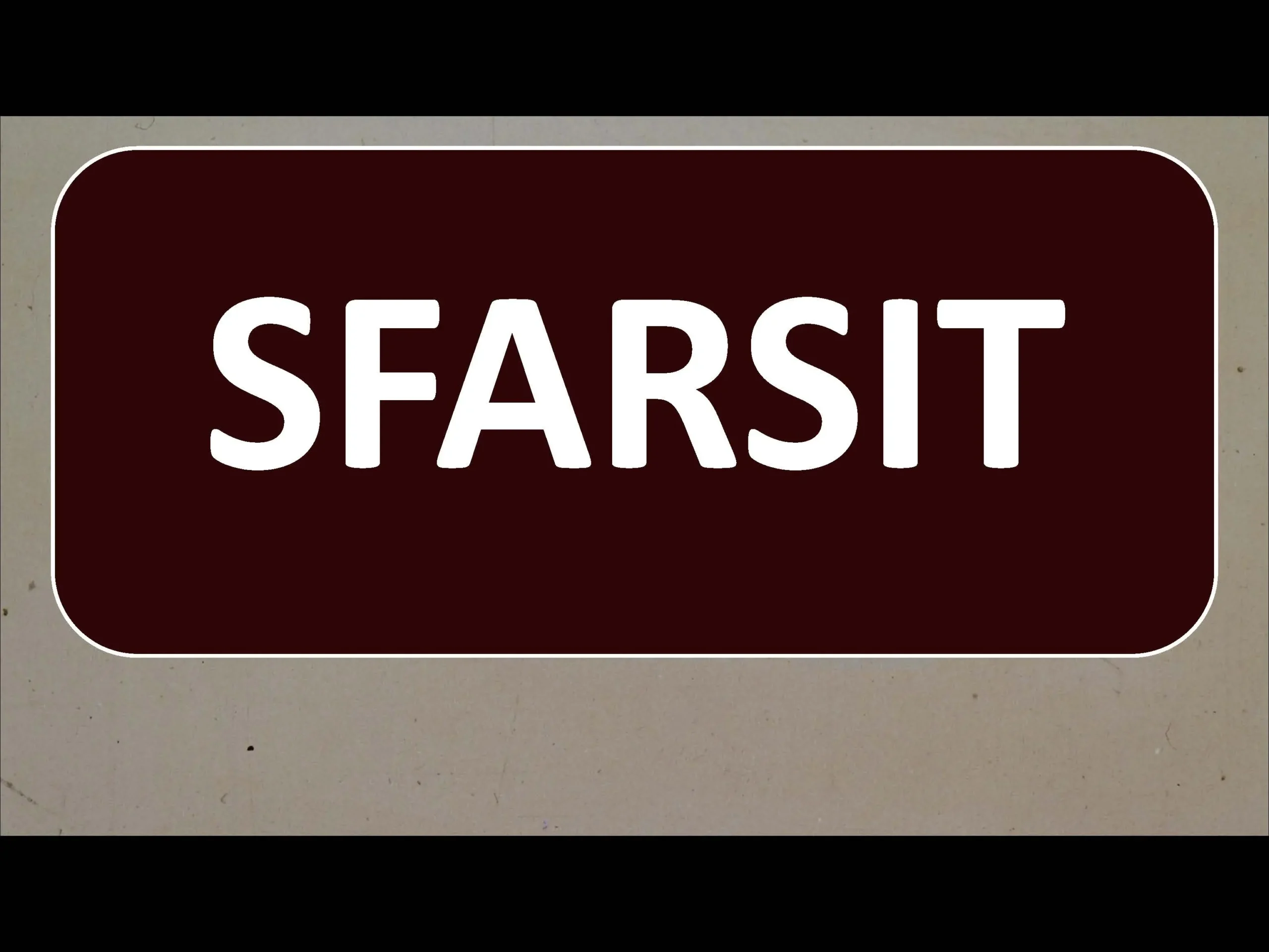 Un banner cu cuvântul 'SFARSIT' scris în litere mari, pe un fundal de culoare închisă.