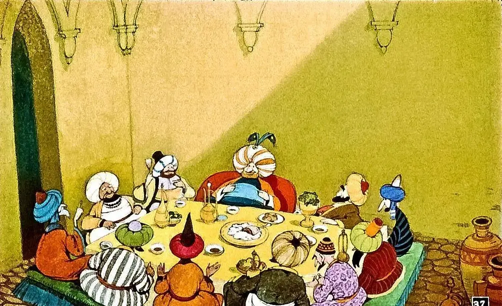 O masă rotundă cu mai mulți oameni îmbrăcați în costume tradiționale, discutând în jurul unor farfurii cu mâncare.