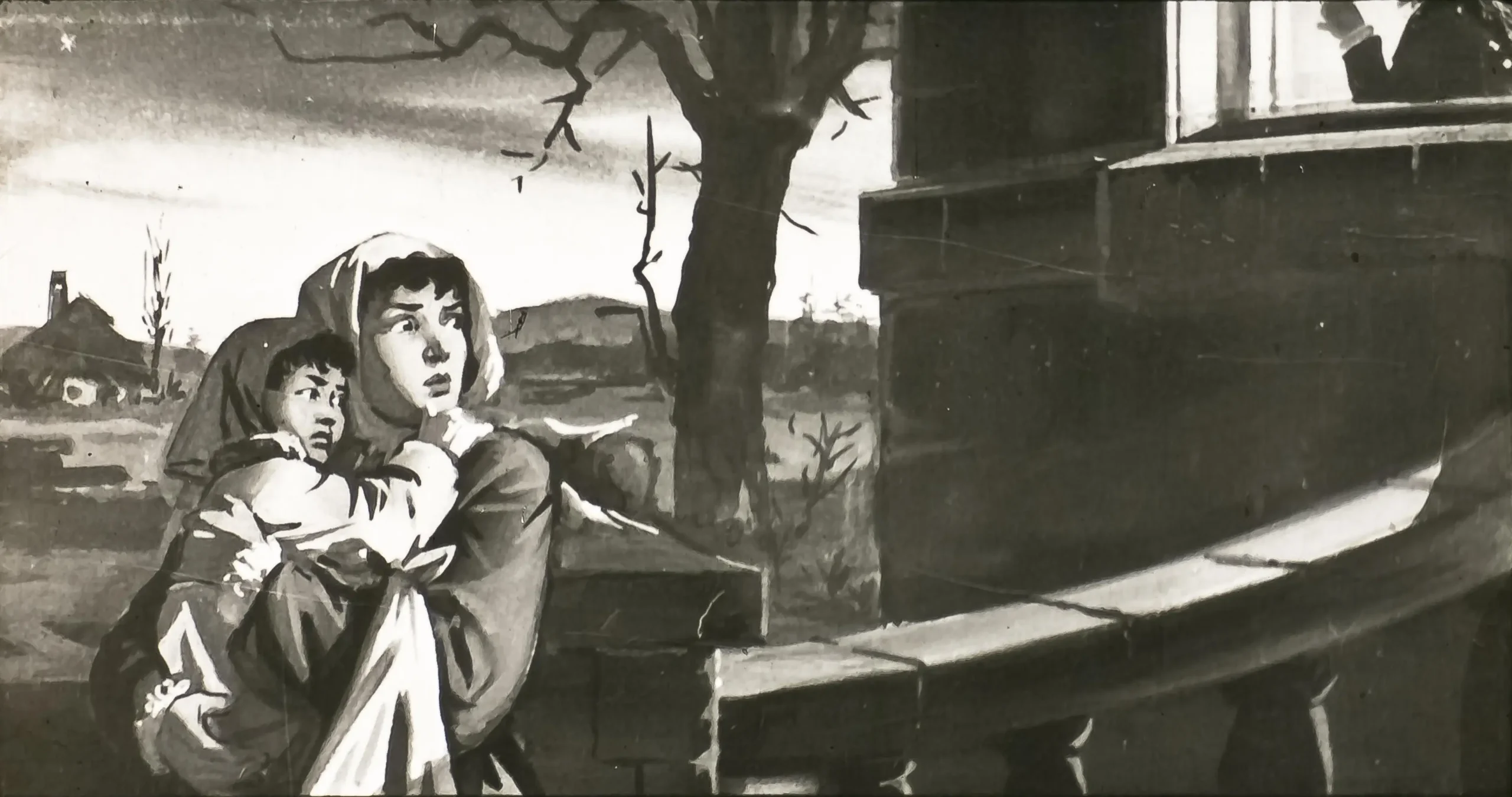 Imagine alb-negru cu o femeie care ține un copil în brațe, privind îngrijorată spre un clădire, cu copaci scheletici în fundal.