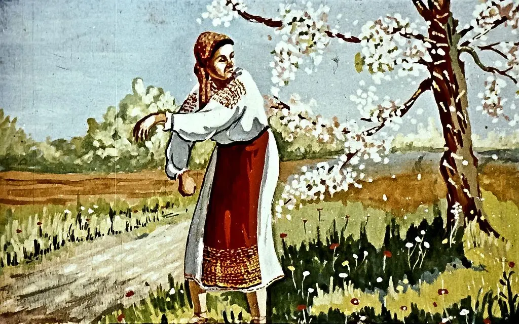 Imaginea ilustrează o femeie îmbrăcată într-o ținută tradițională, stând pe o alee de lângă un pom înflorit, cu un peisaj rural în fundal.