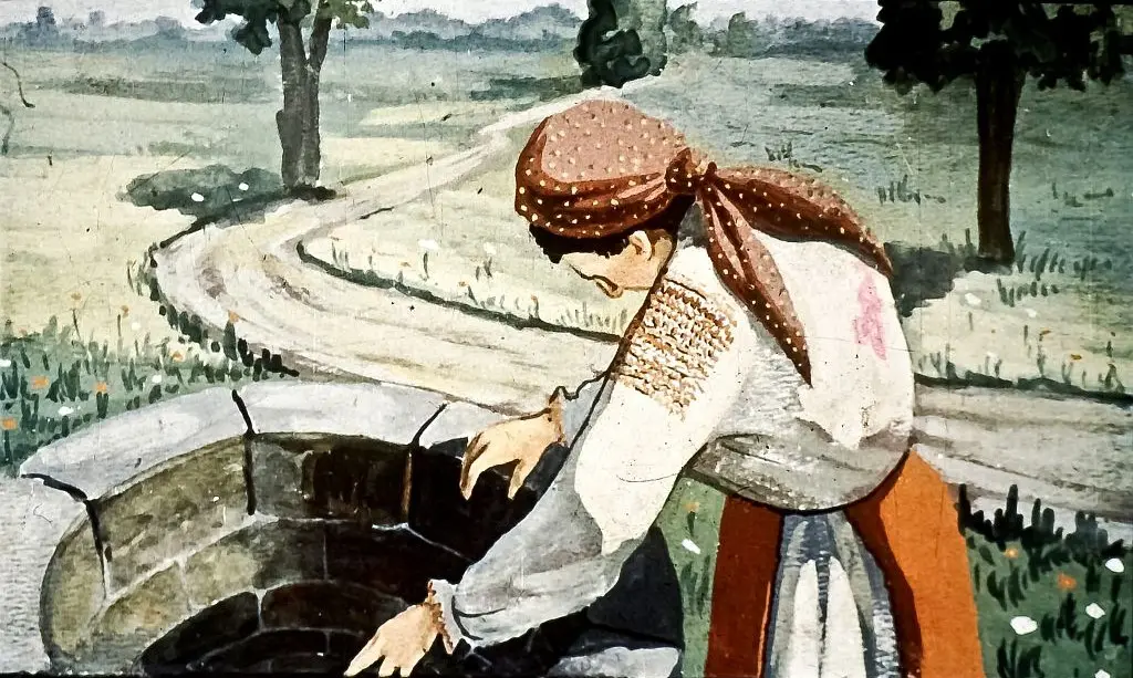 Imaginea ilustrează o femeie care se apleacă spre o fântână, cu un peisaj verde în fundal.