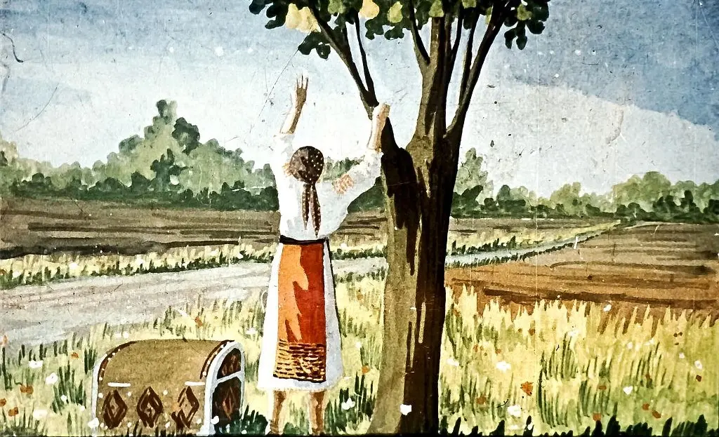 O femeie în costum popular se află sub un pom, ridicându-și brațele spre ramurile acestuia, înconjurată de un peisaj de câmp.