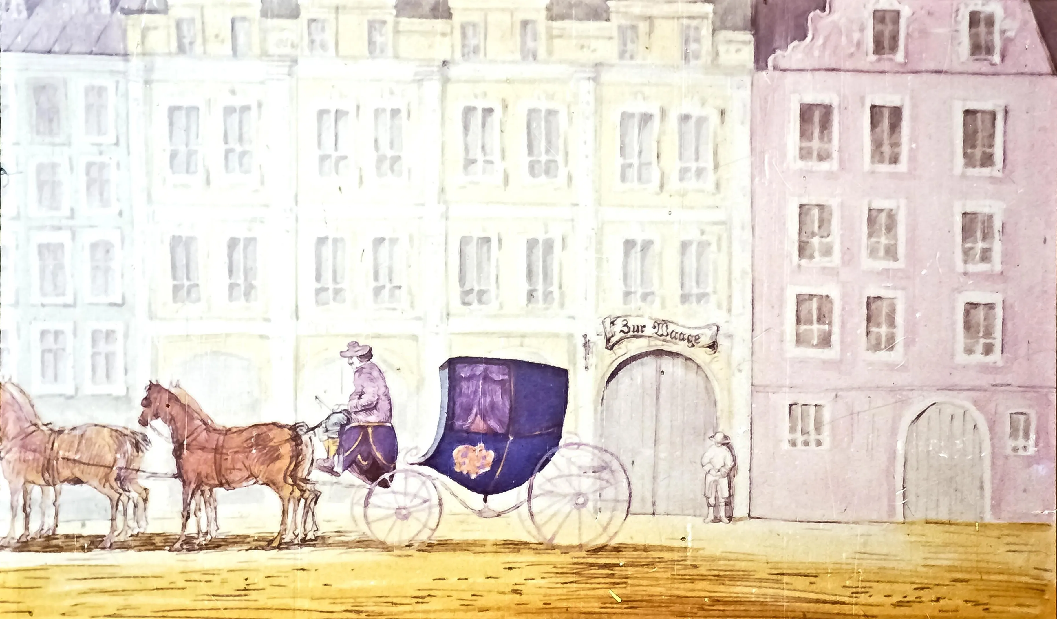 Imaginea ilustrează o scenă cu un cal și o căruță pe o stradă, în fața unor clădiri vechi, cu un bărbat în uniformă lângă căruță.