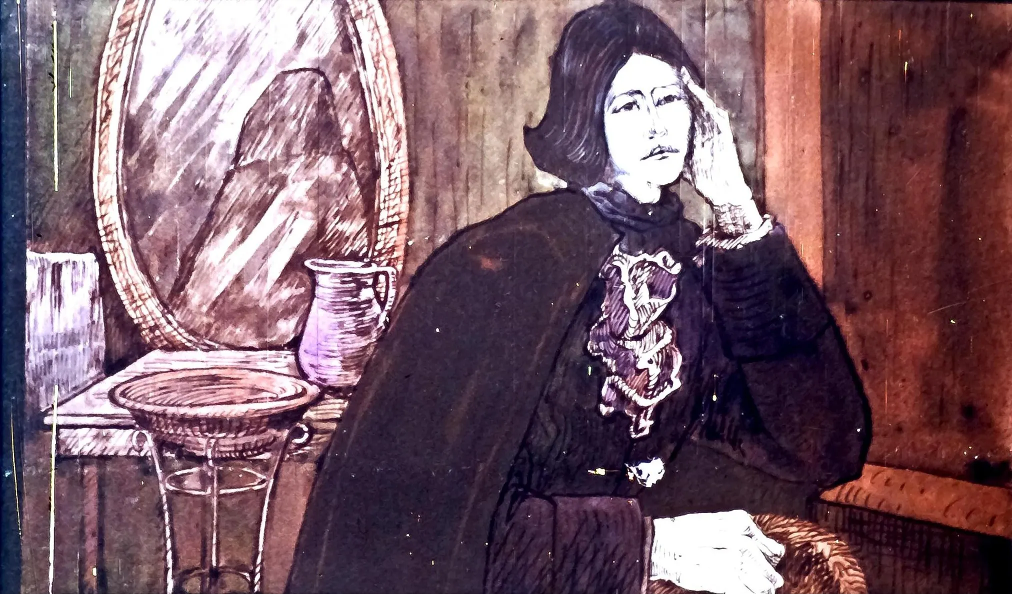 Imagine a unei femei îmbrăcate într-o mantie neagră, stând lângă o oglindă și un vas, cu o expresie contemplativă.