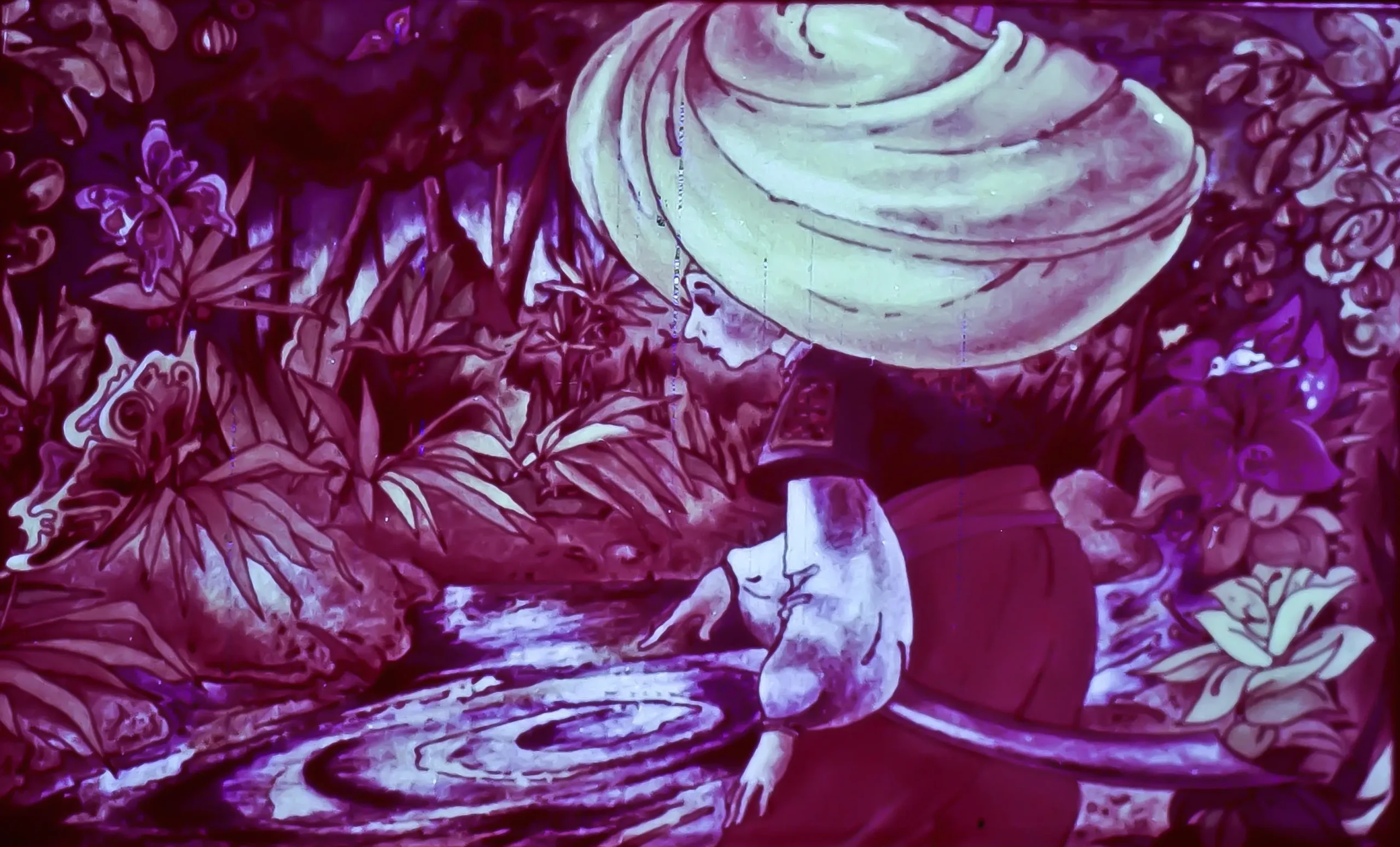 Pictură reprezentând o femeie cu o pălărie mare, aplecată spre un râu, înconjurată de vegetație și fluturi, într-un peisaj vibrant.