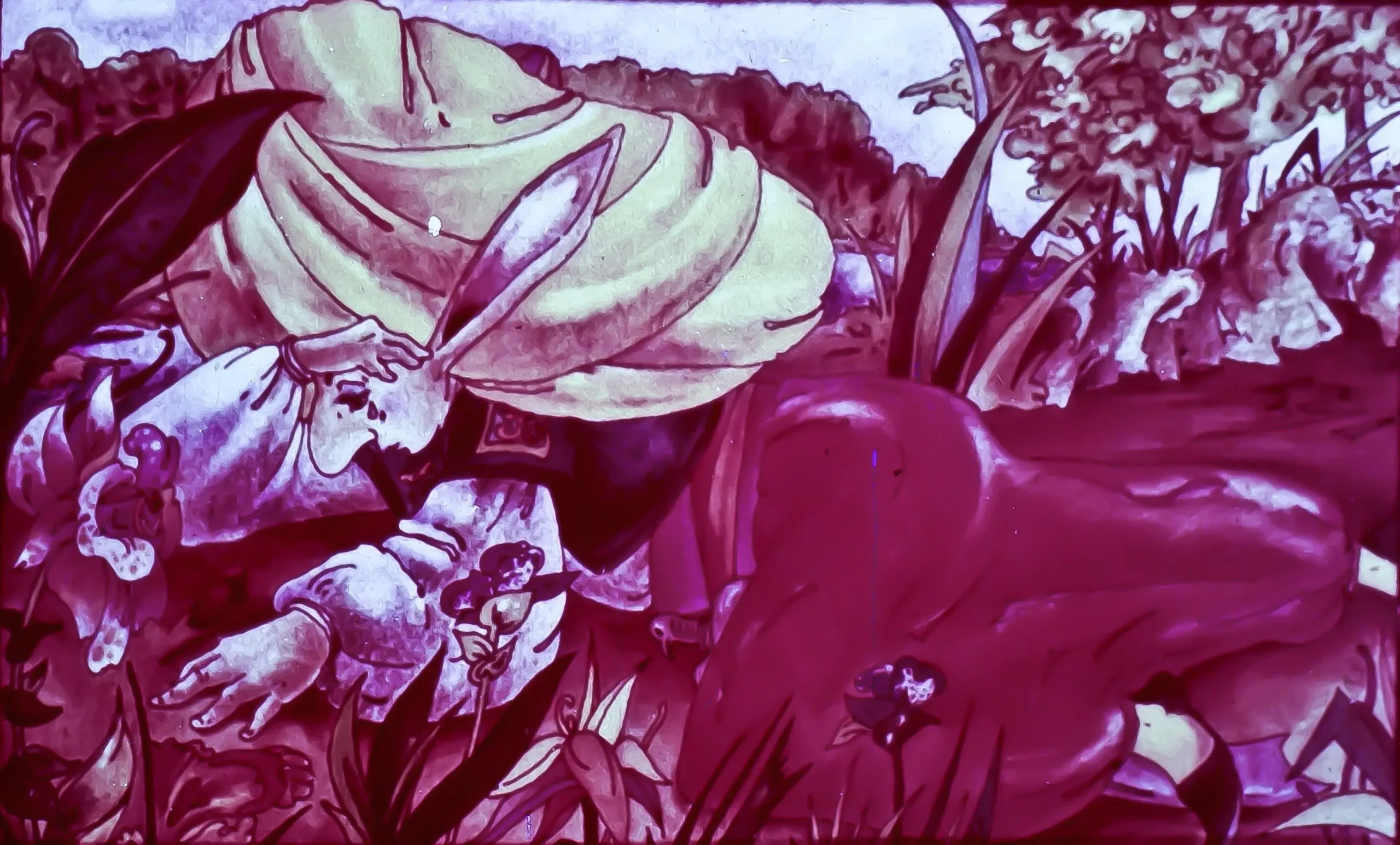 O pictură colorată care ilustrează o scenă din natură, cu o figură umană acoperită de o manta, așezată pe pământ printre plante, cu flori și arbuști în jur.