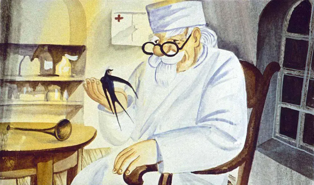 Un om în vârstă, îmbrăcat în alb, stând pe un scaun cu o pasăre în mână, în interiorul unei camere cu o atmosferă caldă și o fereastră.