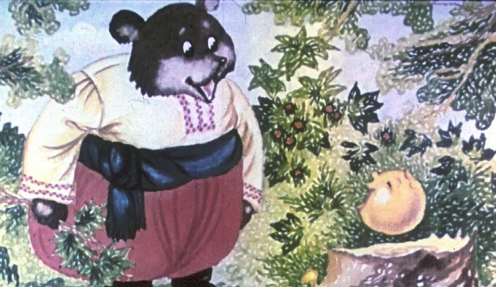 O ilustrație colorată cu un urs îmbrăcat în haine tradiționale, stând lângă o tufă de plante, privind o minge galbenă pe un trunchi de copac.