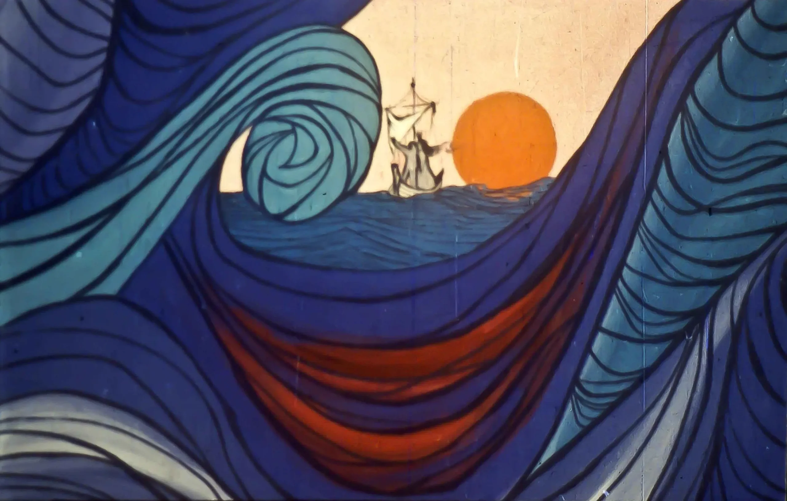 O ilustrație cu valuri, soare și o barcă pe mare, cu un text descriptiv la bază.