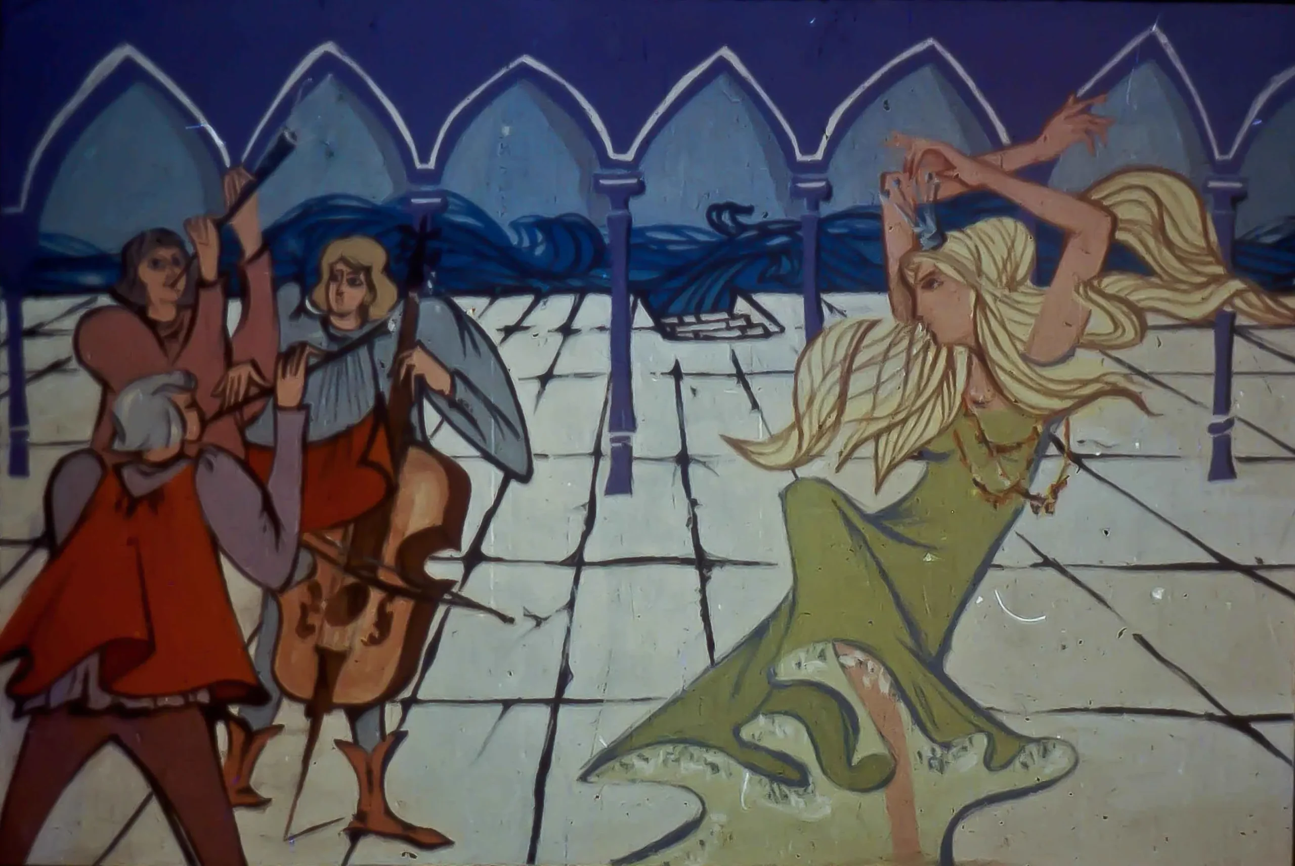 Ilustrație cu o domniță dansând, înconjurată de muzicieni, cu un text care vorbește despre un blestem asociat dansului.