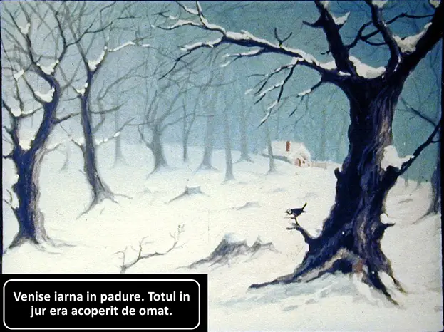 Peisaj de iarnă în pădure, cu copaci acoperiți de zăpadă și o cabană în fundal.