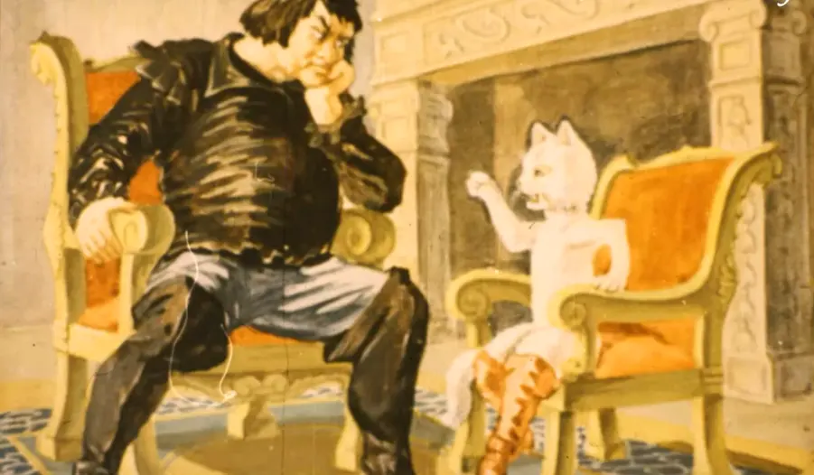 Ilustrație cu un motan îmbrăcat în botine roșii, stând pe un morman de fân, în fața unor oameni surprinși într-un peisaj rural.