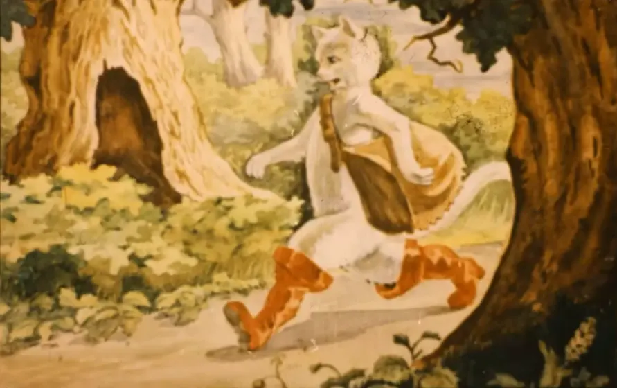 Imagine animată cu o pisică albă purtând cizme roșii, care merge pe un drum rural, cu copaci și vegetație în fundal.