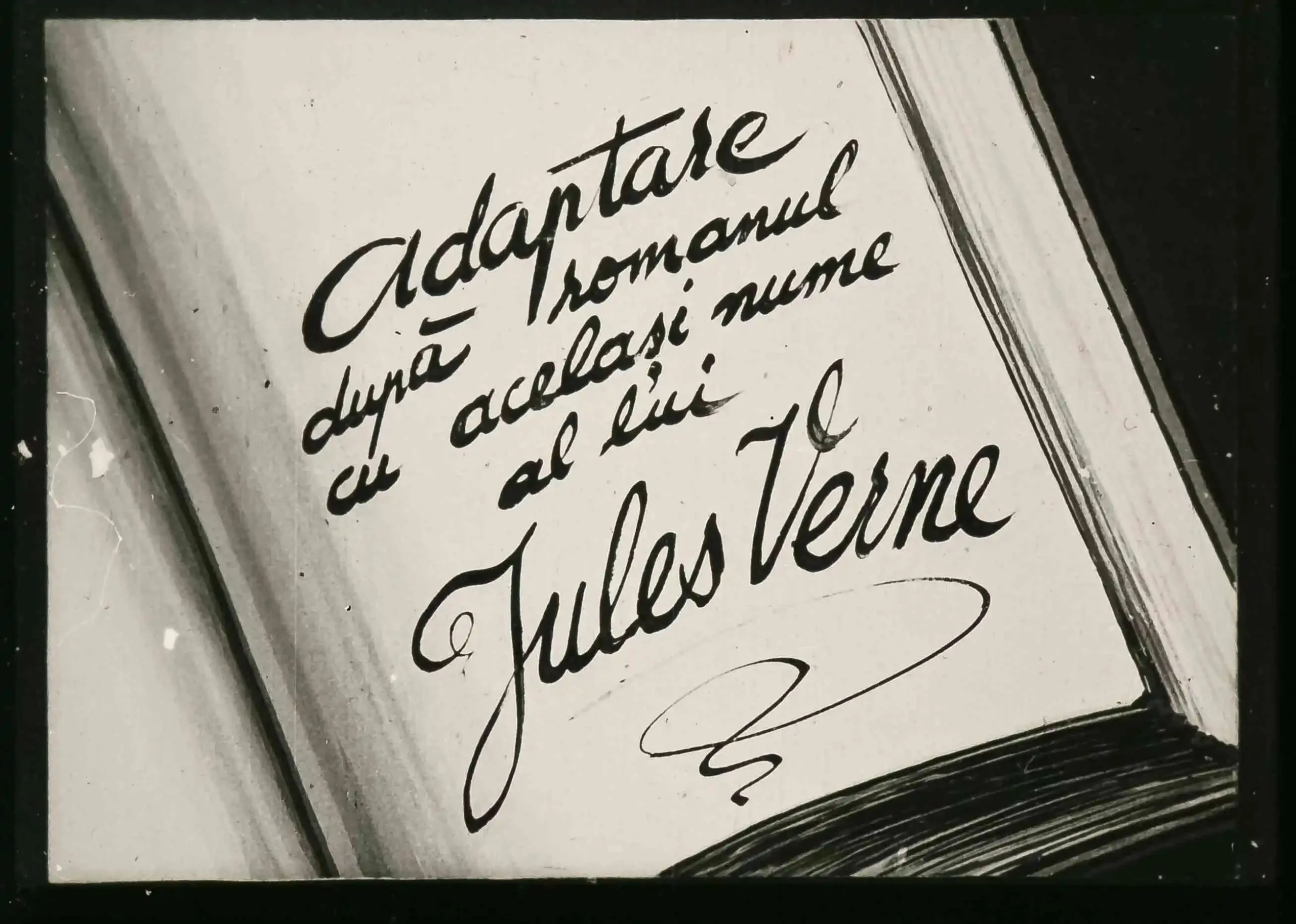 Inscripție artistică despre o adaptare a romanului lui Jules Verne.
