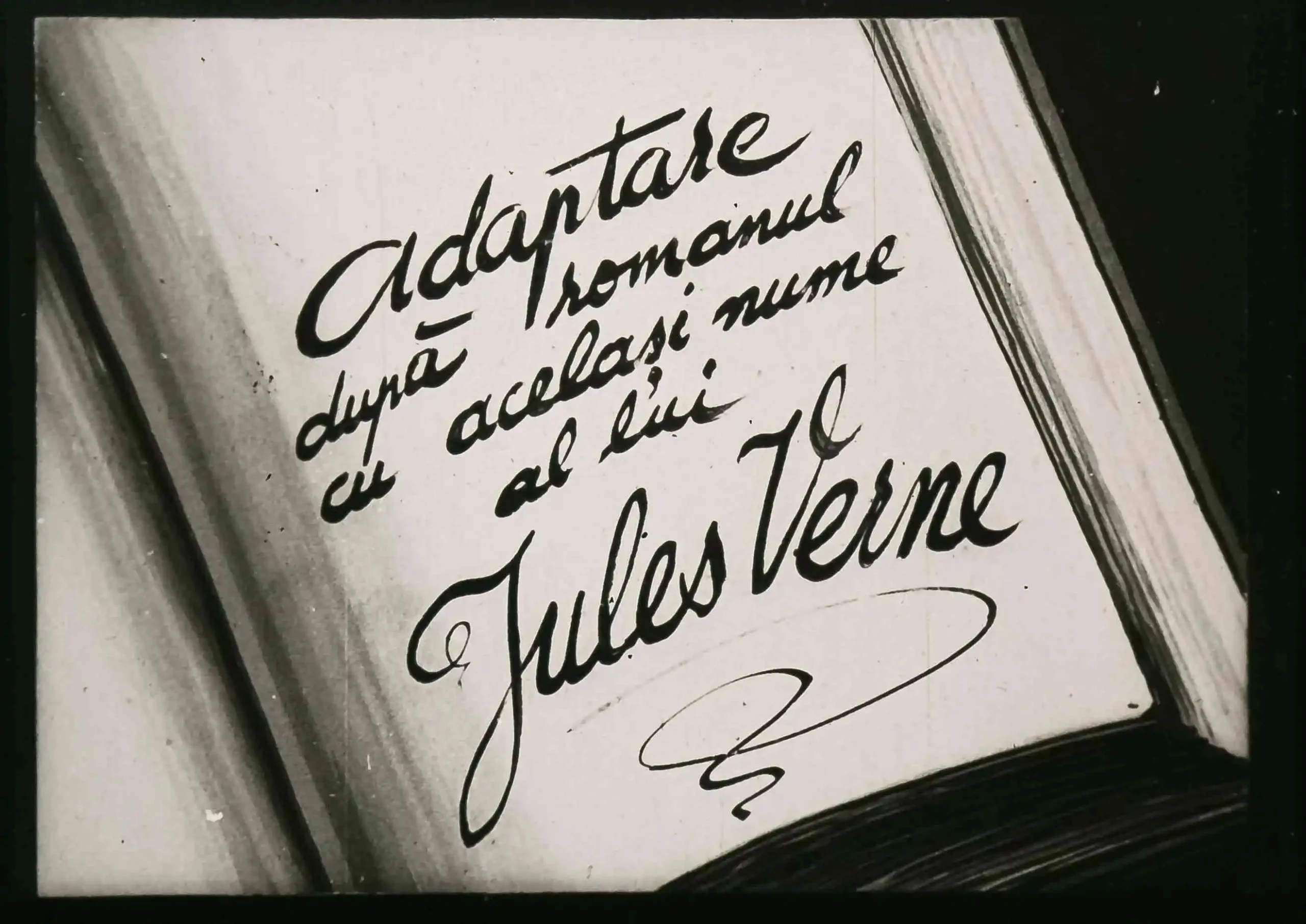 Text scris pe o pagină deschisă, indicând o adaptare a unei opere literare.