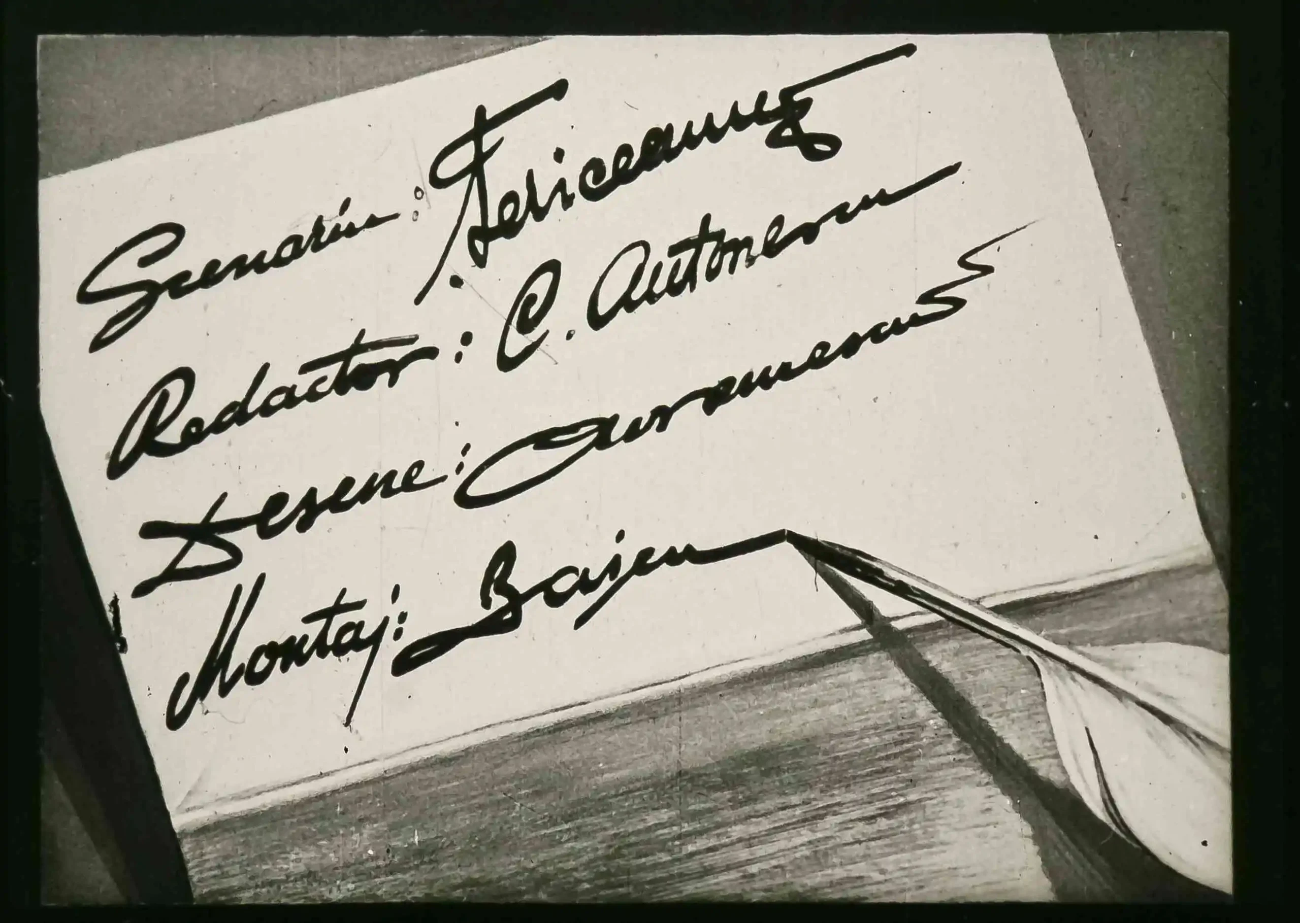 Scriere pe o foaie de hârtie cu un stilou, conținând informații despre scenariul, redactorul, desenele și montajul.
