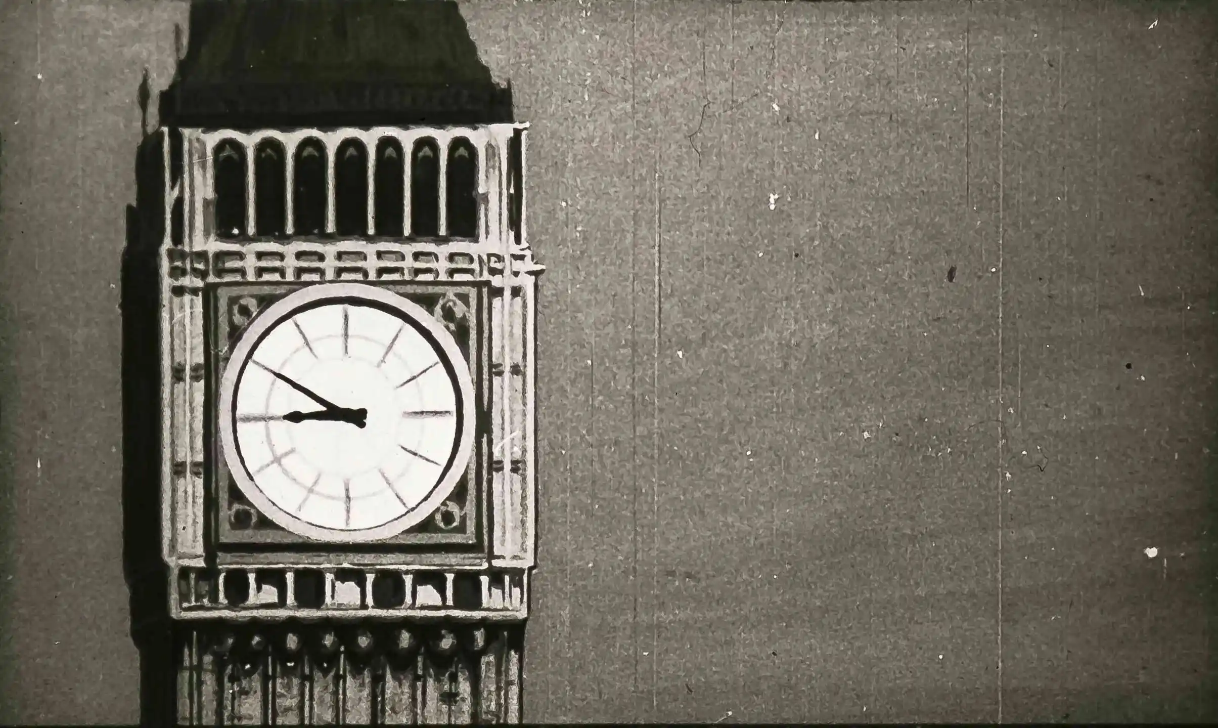 Imagine a unui ceas mare pe un turn, cu text care indică o întârziere de 5 minute în ajungerea la Londra.