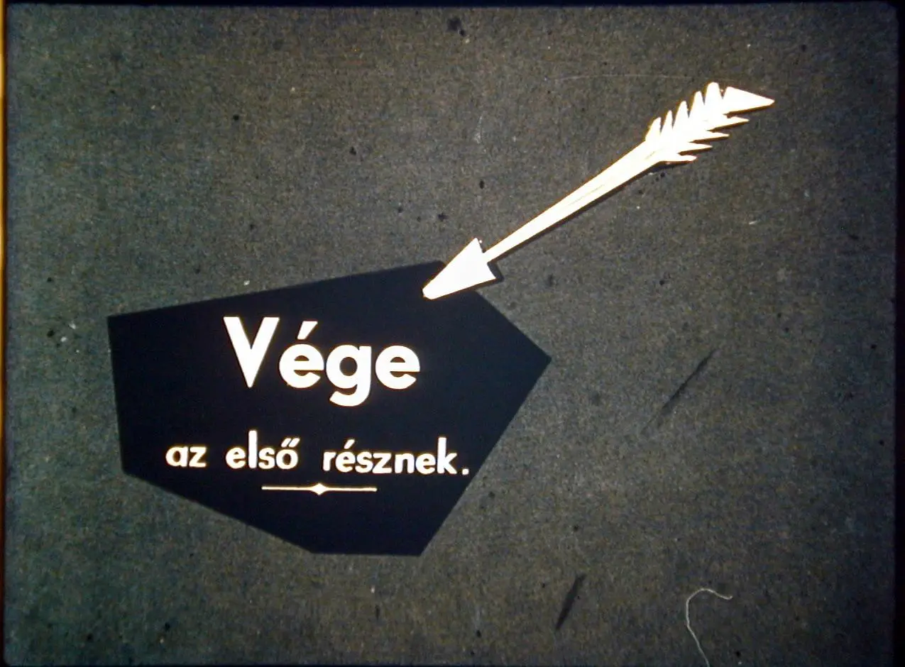 Text pe un fundal negru care indică finalul unei părți, însoțit de o săgeată.