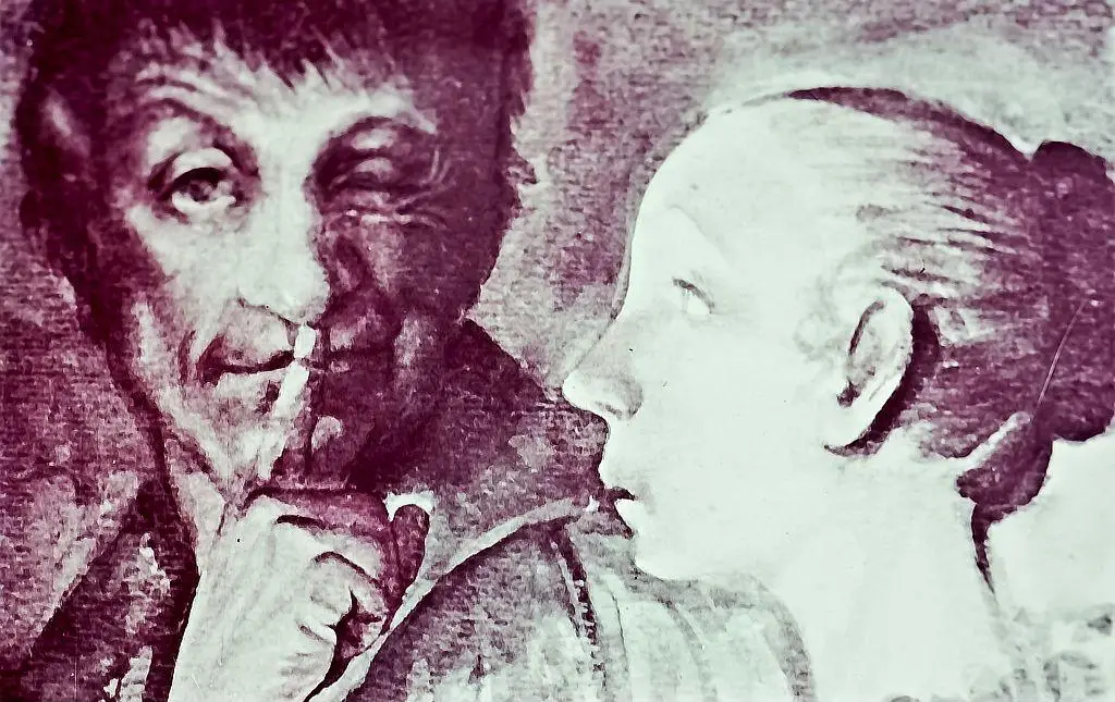 Imagine artistică în care un bărbat face semnul de liniște, privind o femeie cu un aer enigmatic.