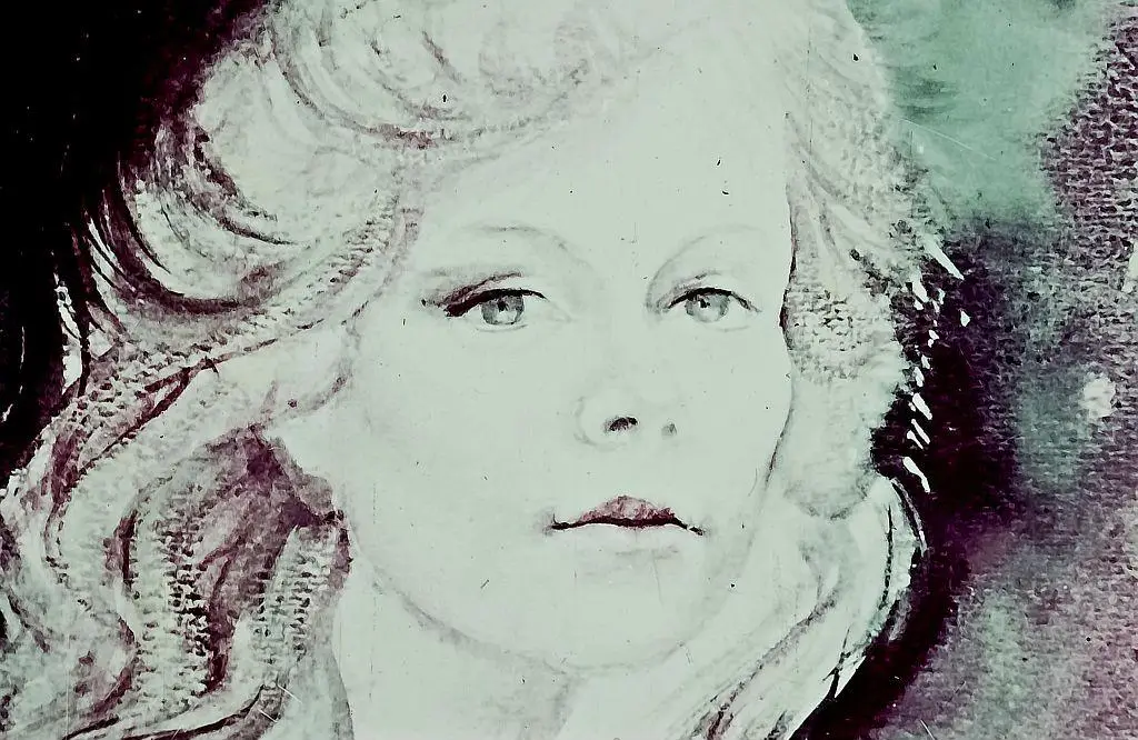 Imagine artistică a unei femei cu părul ondulat și un zâmbet subtil.