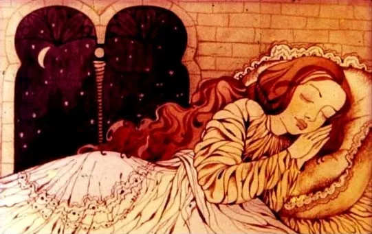 Imagine ilustrativă cu o prințesă adormită, înconjurată de un decor nocturn și o privighetoare cântând.