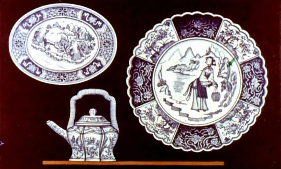 Imagine cu un set de vase de ceramică și farfurii, cu un text descriptiv despre o fată de la bucătărie care ascultă privighetoarea.